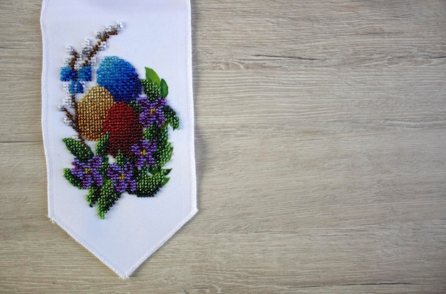 Zestaw wzorów haftu wyłożony na stole